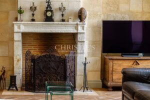 A magnificent, restored Chartreuse in the heart of the vineyards