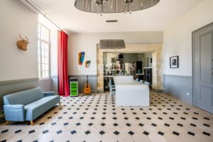 A magnificent, restored Chartreuse in the heart of the vineyards