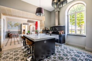 A magnificent, restored Chartreuse in the heart of the vineyards