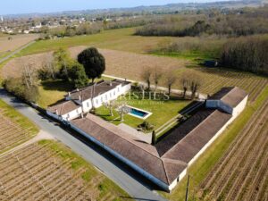 A magnificent, restored Chartreuse in the heart of the vineyards