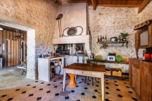 A magnificent, restored Chartreuse in the heart of the vineyards