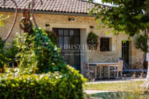 A magnificent, restored Chartreuse in the heart of the vineyards