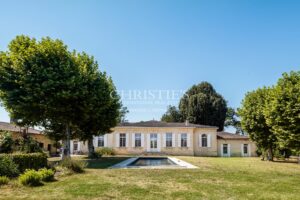 A magnificent, restored Chartreuse in the heart of the vineyards