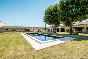 A magnificent, restored Chartreuse in the heart of the vineyards