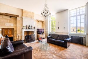 A magnificent, restored Chartreuse in the heart of the vineyards