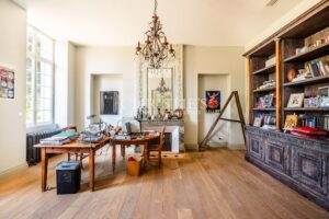 A magnificent, restored Chartreuse in the heart of the vineyards