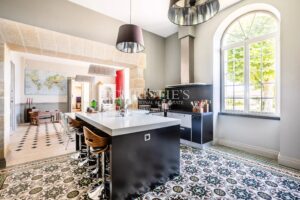 A magnificent, restored Chartreuse in the heart of the vineyards