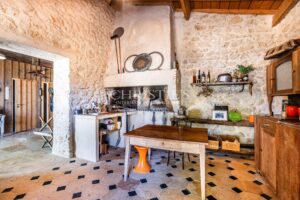 A magnificent, restored Chartreuse in the heart of the vineyards