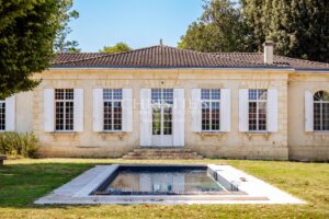 A magnificent, restored Chartreuse in the heart of the vineyards