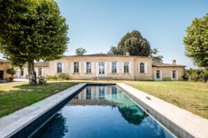 A magnificent, restored Chartreuse in the heart of the vineyards