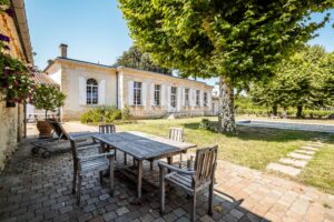 A magnificent, restored Chartreuse in the heart of the vineyards