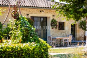 A magnificent, restored Chartreuse in the heart of the vineyards