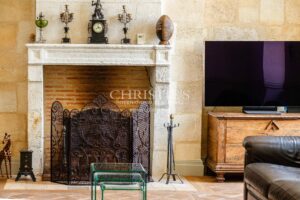A magnificent, restored Chartreuse in the heart of the vineyards