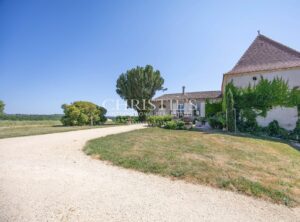 Ancienne ferme noble avec bassin et vue panoramique
