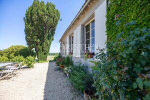 Ancienne ferme noble avec bassin et vue panoramique