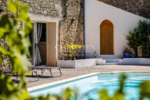 Three-house estate, 350 sqm, with swimming pool