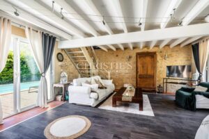 Three-house estate, 350 sqm, with swimming pool