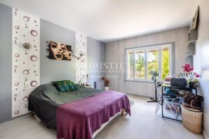 Three-house estate, 350 sqm, with swimming pool