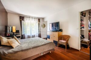 Three-house estate, 350 sqm, with swimming pool
