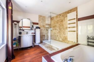 Three-house estate, 350 sqm, with swimming pool