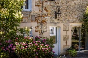Three-house estate, 350 sqm, with swimming pool