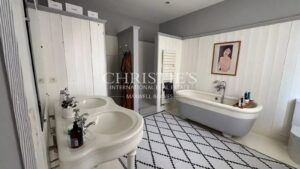 Elegant Family Manor House between Bordeaux and Saint-Émilion