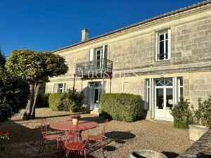 Élégante Girondine en pierre avec vues panoramiques sur la Dordogne