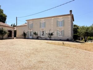 Domaine de caractère avec gîte, piscine chauffée, étang privé et plus de 7 hectares près d’Aubeterre-sur-Dronne