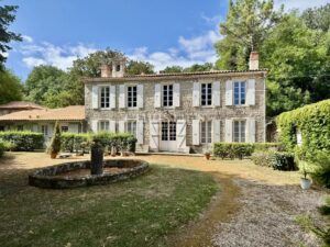 Logis charentais avec dépendances à proximité de l'océan