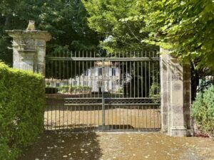 Logis charentais avec dépendances à proximité de l'océan