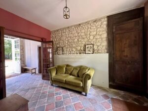 Logis charentais avec dépendances à proximité de l'océan