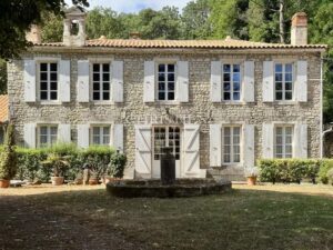 Logis charentais avec dépendances à proximité de l'océan