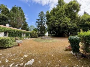 Logis charentais avec dépendances à proximité de l'océan