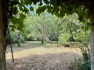 Logis charentais avec dépendances à proximité de l'océan