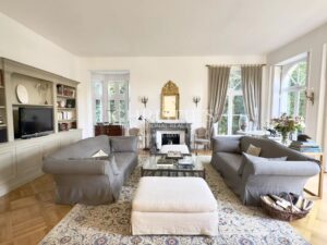 Stunning chateau with 8 bedrooms, outbuildings with fine park and gardens close to Chatellerault