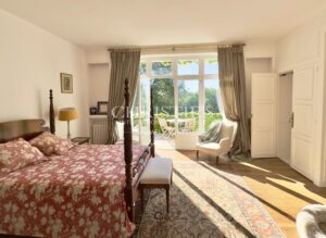 Stunning chateau with 8 bedrooms, outbuildings with fine park and gardens close to Chatellerault