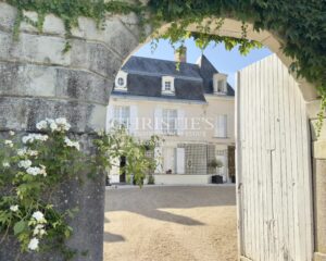 Stunning chateau with 8 bedrooms, outbuildings with fine park and gardens close to Chatellerault