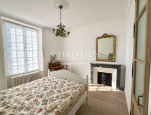 Stunning chateau with 8 bedrooms, outbuildings with fine park and gardens close to Chatellerault