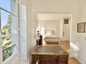 Stunning chateau with 8 bedrooms, outbuildings with fine park and gardens close to Chatellerault