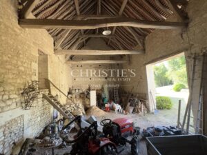 Stunning chateau with 8 bedrooms, outbuildings with fine park and gardens close to Chatellerault