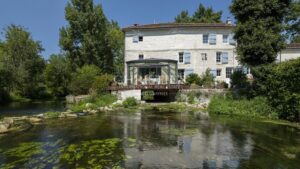 Moulin remarquable du XVIème, 370 m² avec sa maison d'amis, proche de Saintes