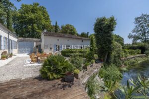 Moulin remarquable du XVIème, 370 m² avec sa maison d'amis, proche de Saintes