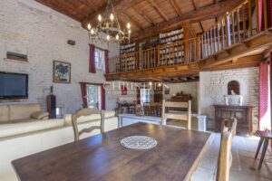 Moulin remarquable du XVIème, 370 m² avec sa maison d'amis, proche de Saintes