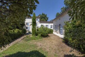 Moulin remarquable du XVIème, 370 m² avec sa maison d'amis, proche de Saintes