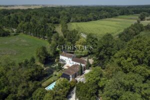 Moulin remarquable du XVIème, 370 m² avec sa maison d'amis, proche de Saintes
