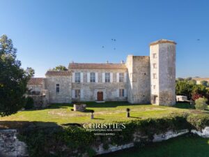 Elégant chateau du XIIIème siécle aux volumes remarquables et sa maison d'amis, vue panoramique, à 5 mn de Lectoure