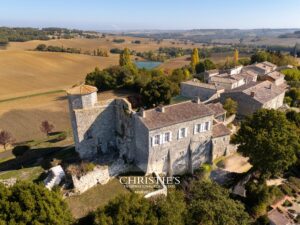 Elégant chateau du XIIIème siécle aux volumes remarquables et sa maison d'amis, vue panoramique, à 5 mn de Lectoure