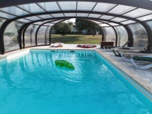 Grande propriété à Grézac : 370 m², piscine couverte, tennis et espace gîte
