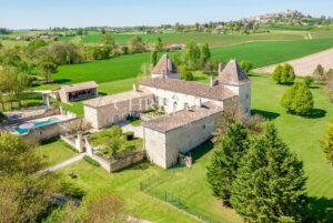 Le Château du Monarque — Elégance Intemporelle et Charme Historique