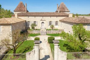 Le Château du Monarque — Elégance Intemporelle et Charme Historique